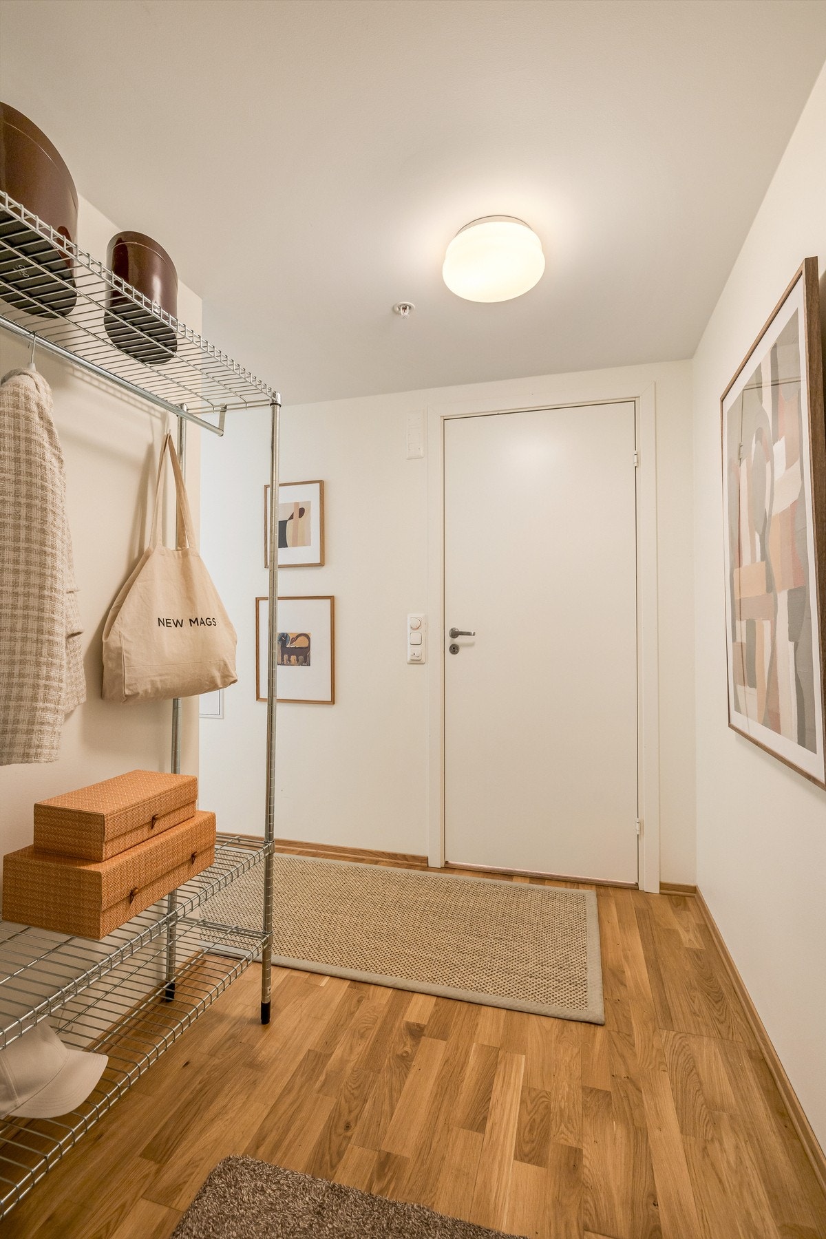 Entréen har flere muligheter for oppbevaringsmøbler Galleribilde