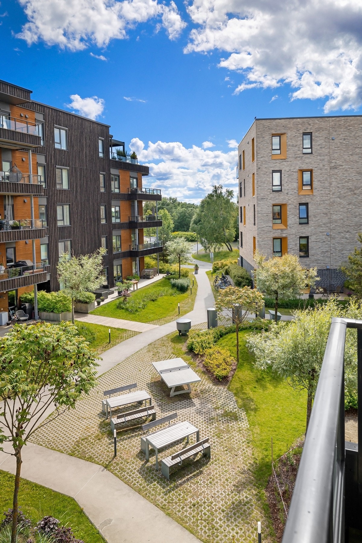 Moderne bebyggelse omgitt av frodige uteområder. Galleribilde