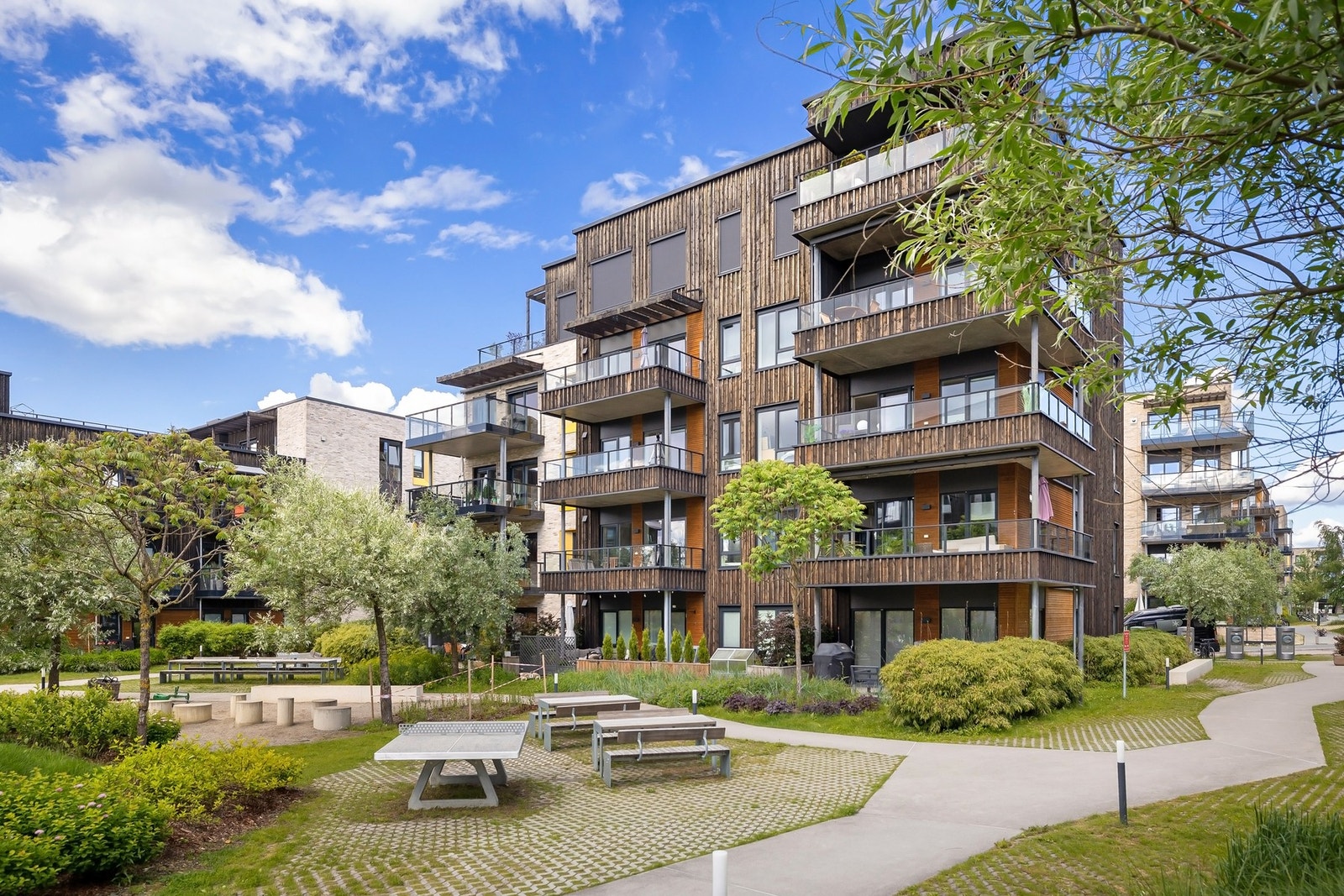 Flott beliggenhet i et moderne sameie med grønne og velholdte uteområder. Galleribilde