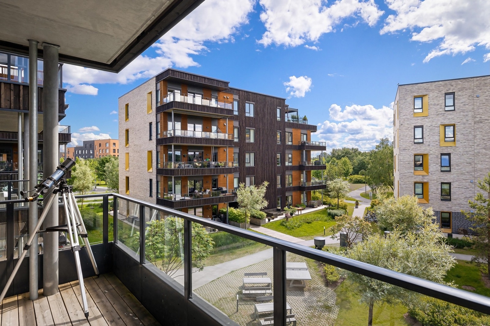 Utsyn mot velstelte fellesområder og moderne bebyggelse. Galleribilde