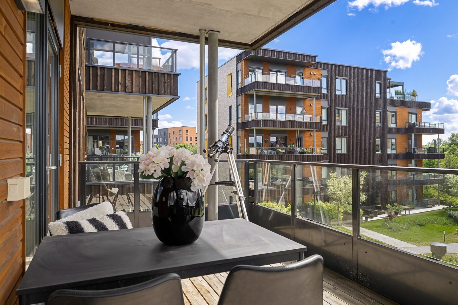 Balkong med gode møbleringsmuligheter og hyggelig utsyn. Galleribilde