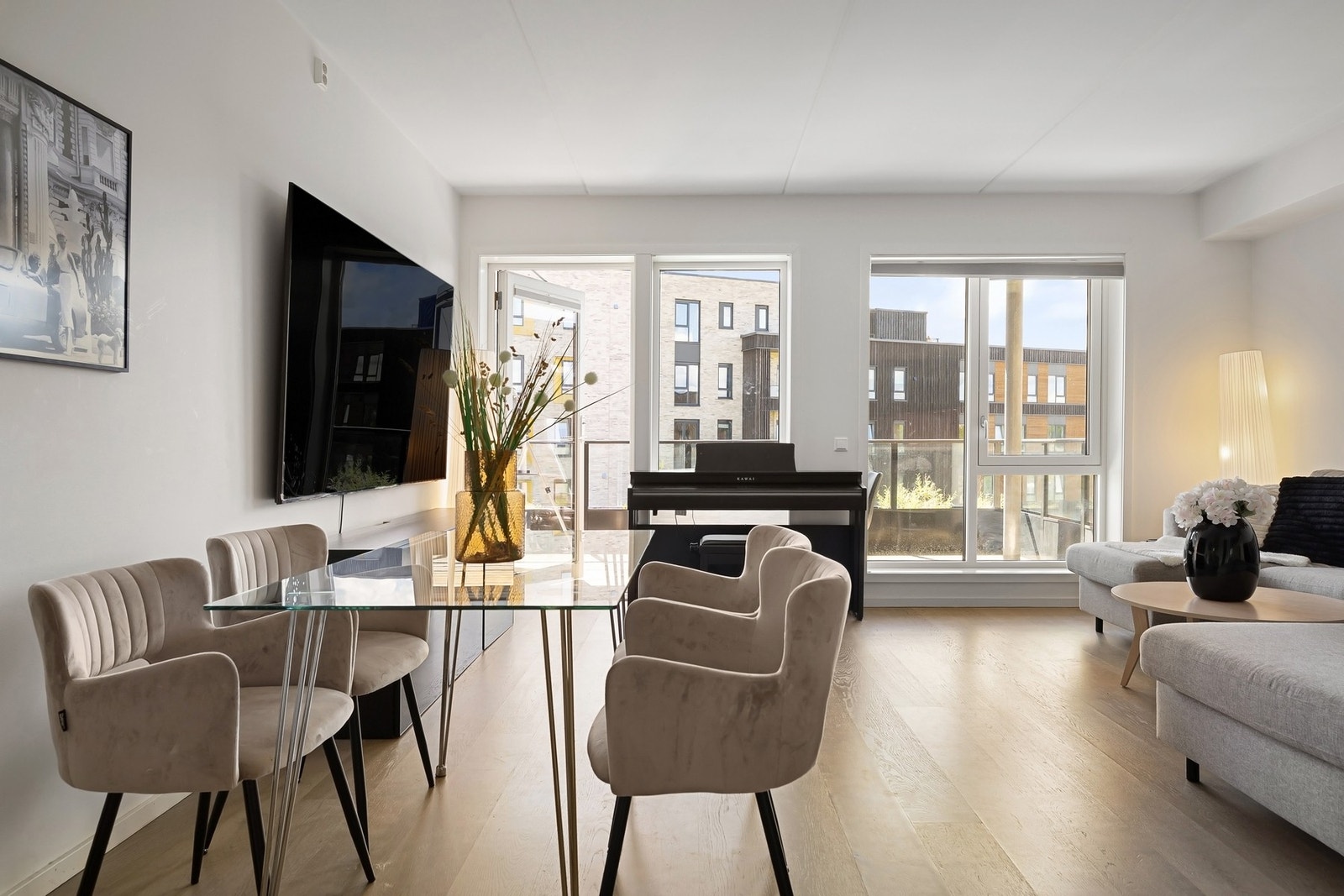 Stue og spiseplass samlet i en åpen løsning. Galleribilde