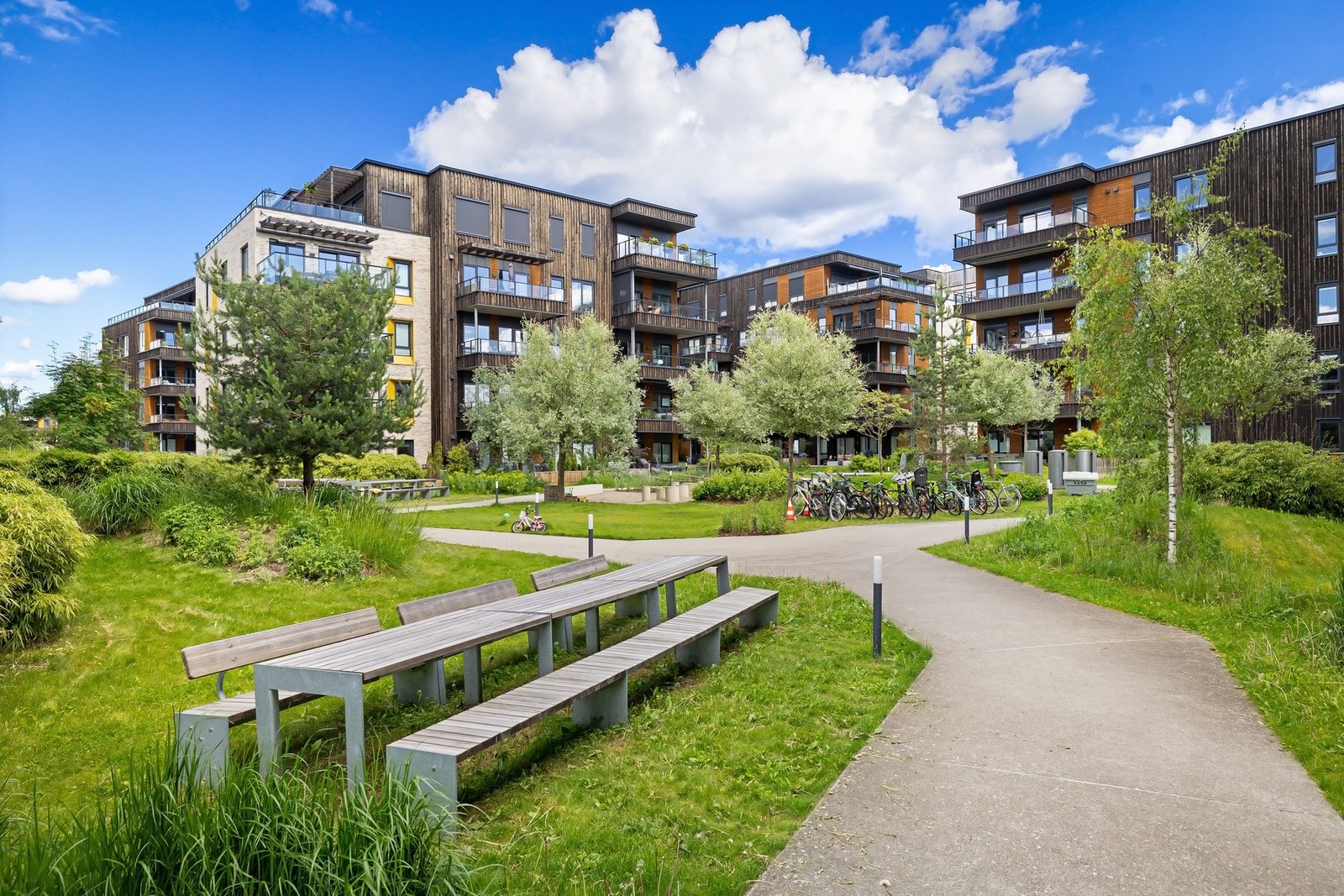 Barnevennlige uteområder med lekeplass og grønne møteplasser. Galleribilde