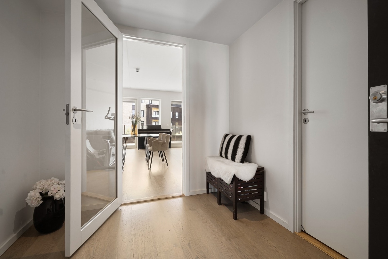 Romslig entré med praktiske oppbevaringsmuligheter. Galleribilde