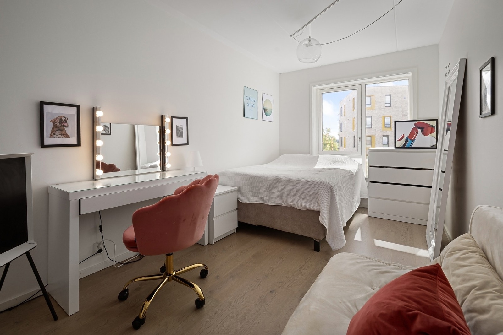 Soverom 1: Lyst og trivelig soverom med gode innredningsmuligheter. Galleribilde