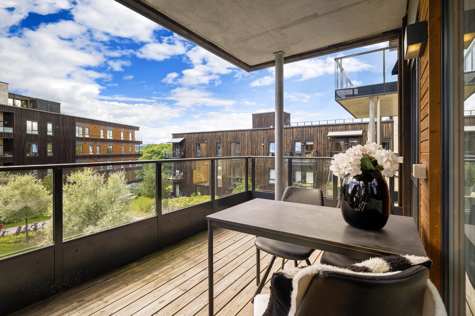 Overbygget balkong som forlenger utesesongen. Galleribilde