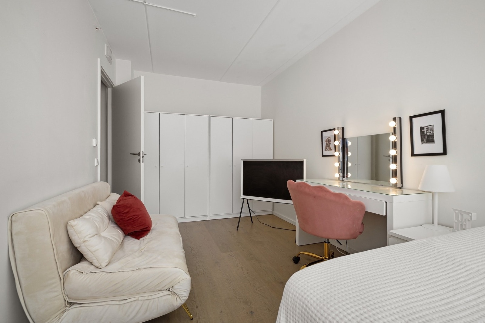 Soverom 1: Hovedsoverom med god plass til dobbeltseng og garderobeløsning. Galleribilde