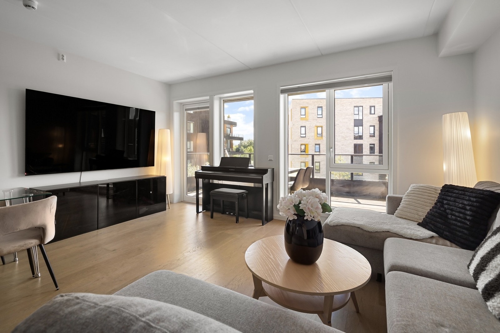 Sosial stue med god plass til både sofagruppe og gjester. Galleribilde
