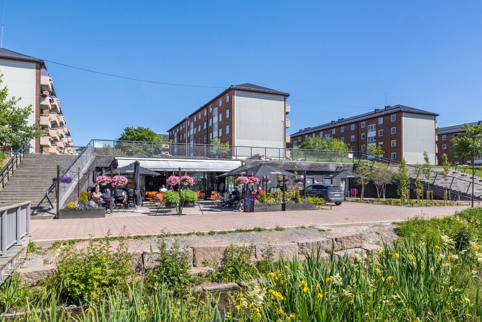 Kafe Paviljongen er en liten lokal kafé i hjertet av Bjerkedalsparken som tilbyr alt fra gode sunne matretter og supper, til yoga og underholdning! Galleribilde