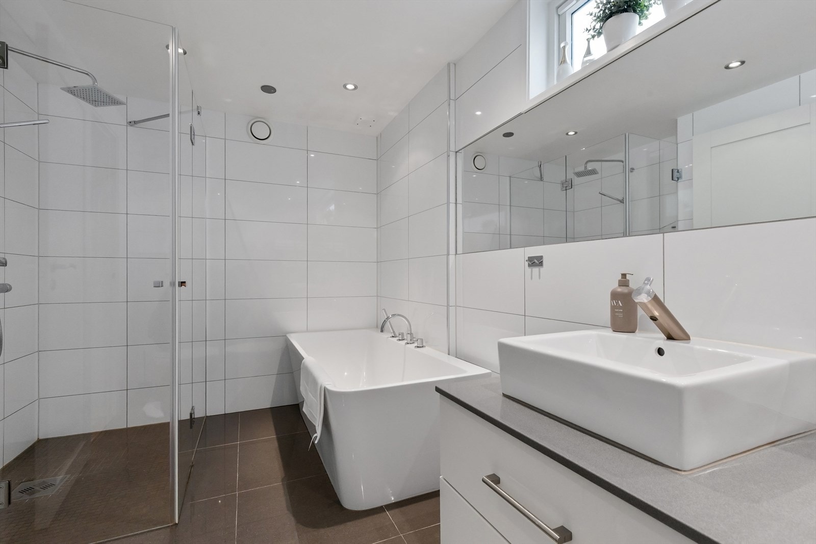 Bad en suite pusset opp i 2009/2010. Her finner du både badekar og egen dusjnisje med dusjdører i herdet glass, regndusj og hånddusj. Galleribilde