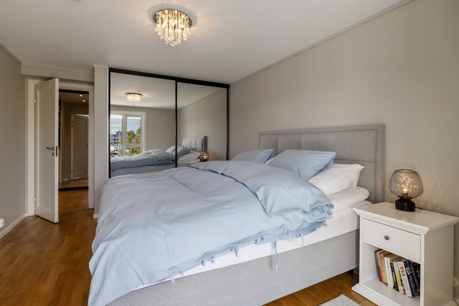Soverommet har god oppbevaringsløsning med speilskyvedørsgarderobe. Galleribilde