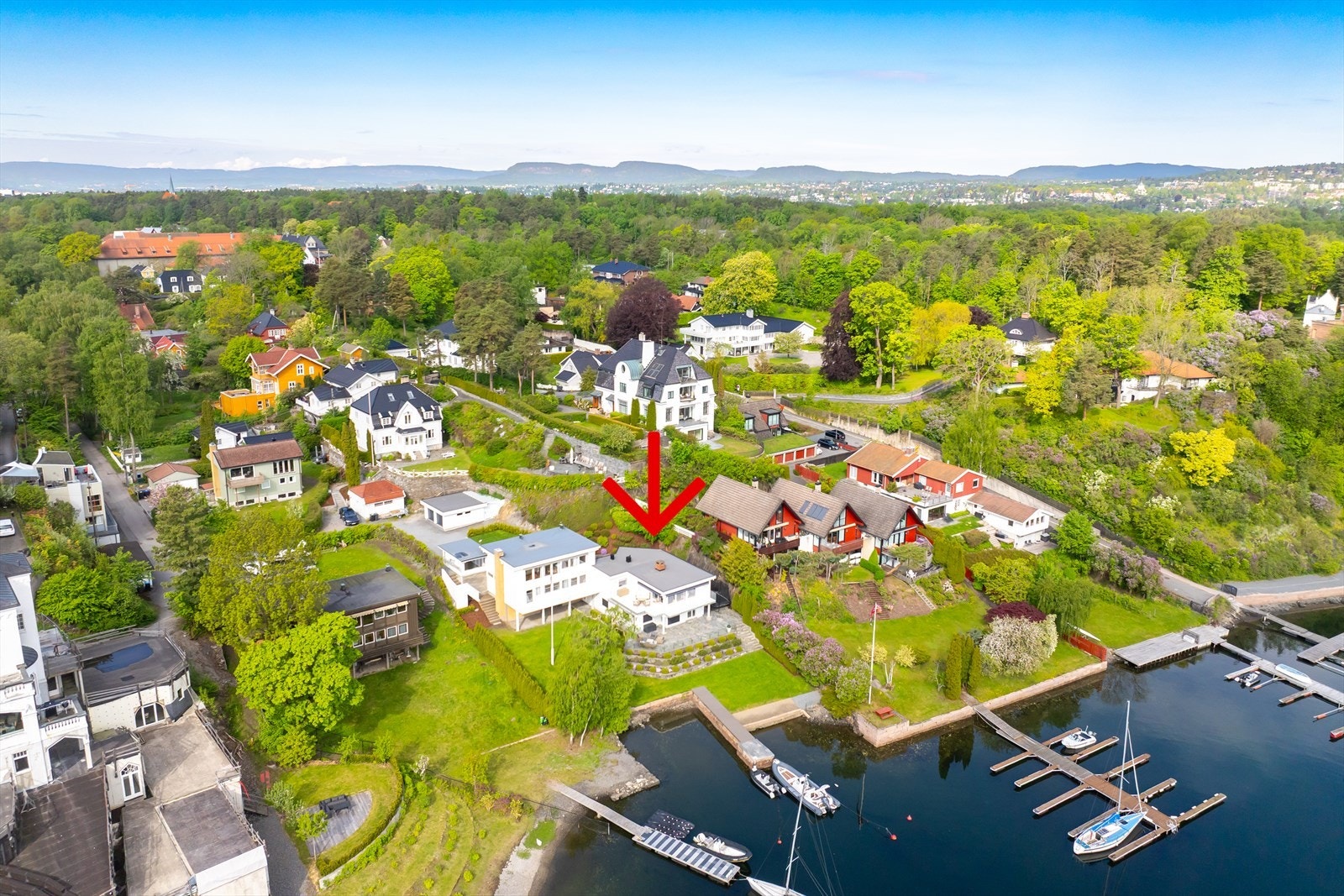Huset som selges vist med rød pil. Nabohuset (nr. 14) er også ute for salg. Disse eiendommene kan kjøpes samlet. Galleribilde