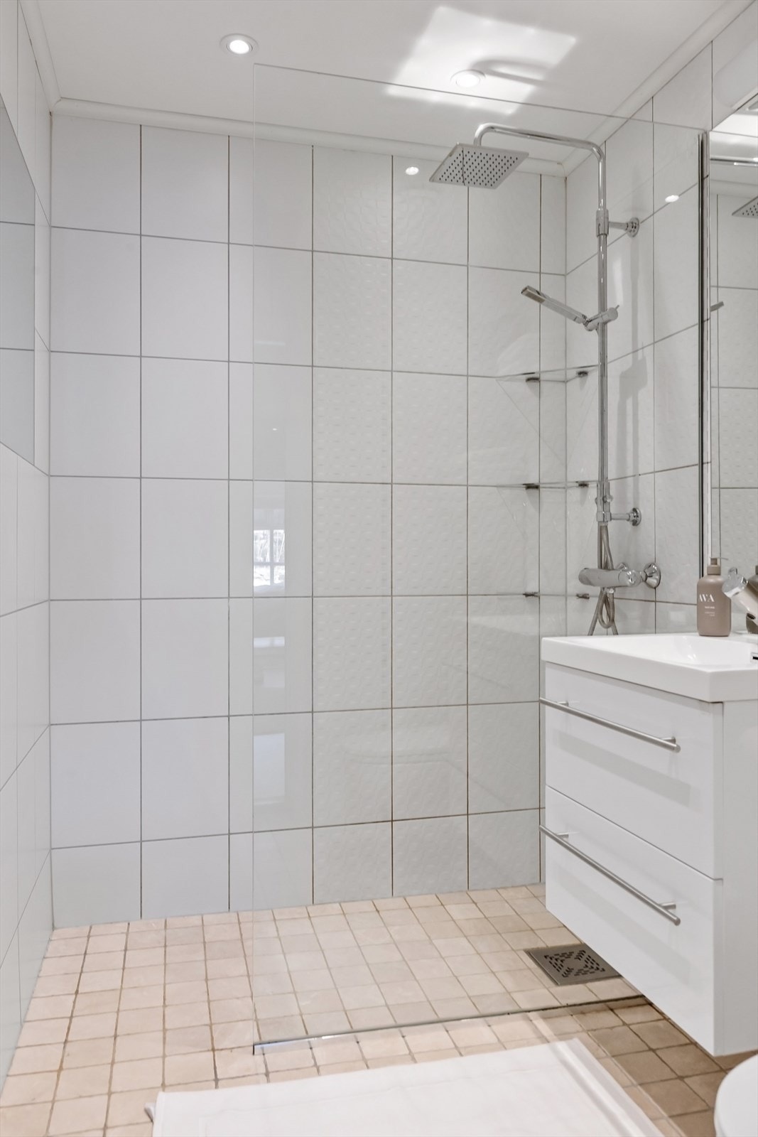 Bad 2 pusset opp i 2009/2010. Badet er innredet med dusjhjørne med dusjvegger i herdet glass, regndusj og hånddusj. Galleribilde