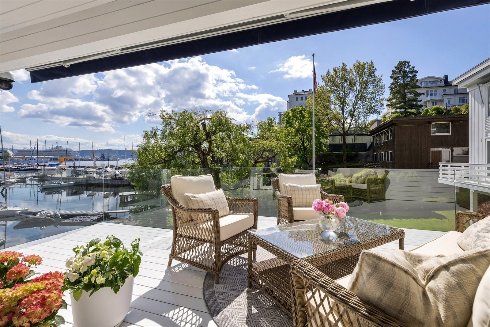 Fra stuen er det utgang til solrik terrasse på ca. 40 kvm. Galleribilde