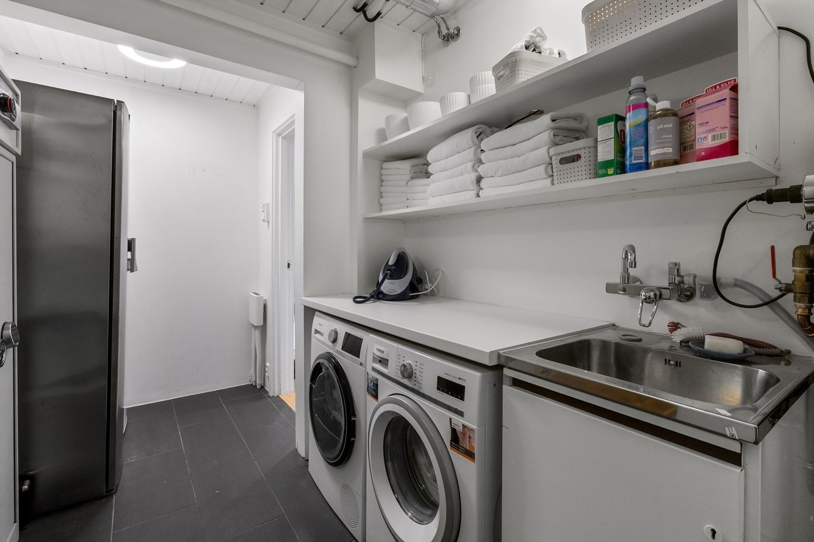 Flislagt gulv gir slitesterke overflater, mens balansert ventilasjon bidrar til et godt inneklima. Galleribilde