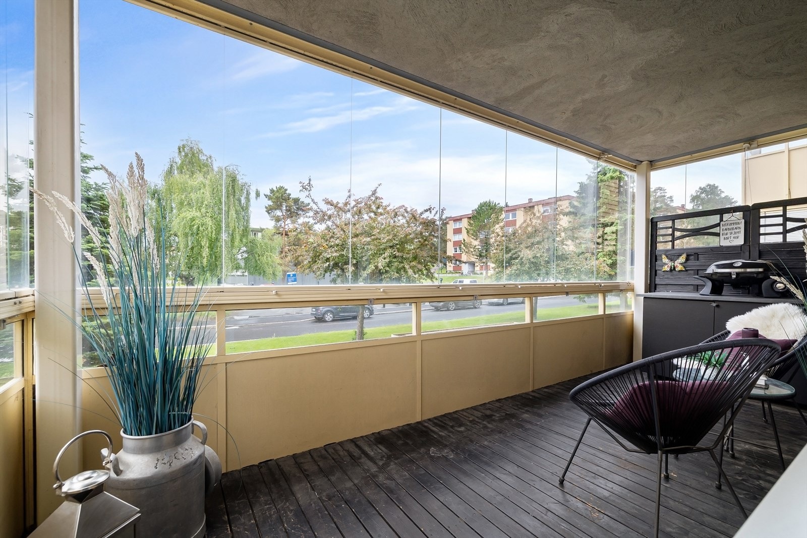 Balkongen har god plass til sittegruppe og andre ønskelige utemøbler. Galleribilde