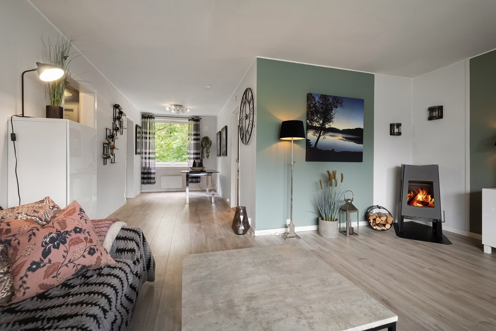 Fra hoveddelen av stuen kommer du videre til spisestuen. Galleribilde