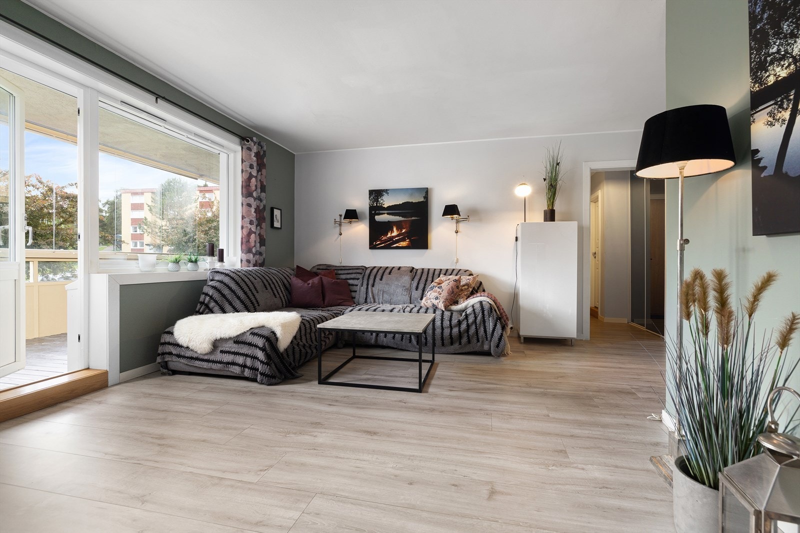 Leiligheten er lys og innbydende med gjennomgående planløsning og store vindusflater som gir rikelig med naturlig lys. Galleribilde