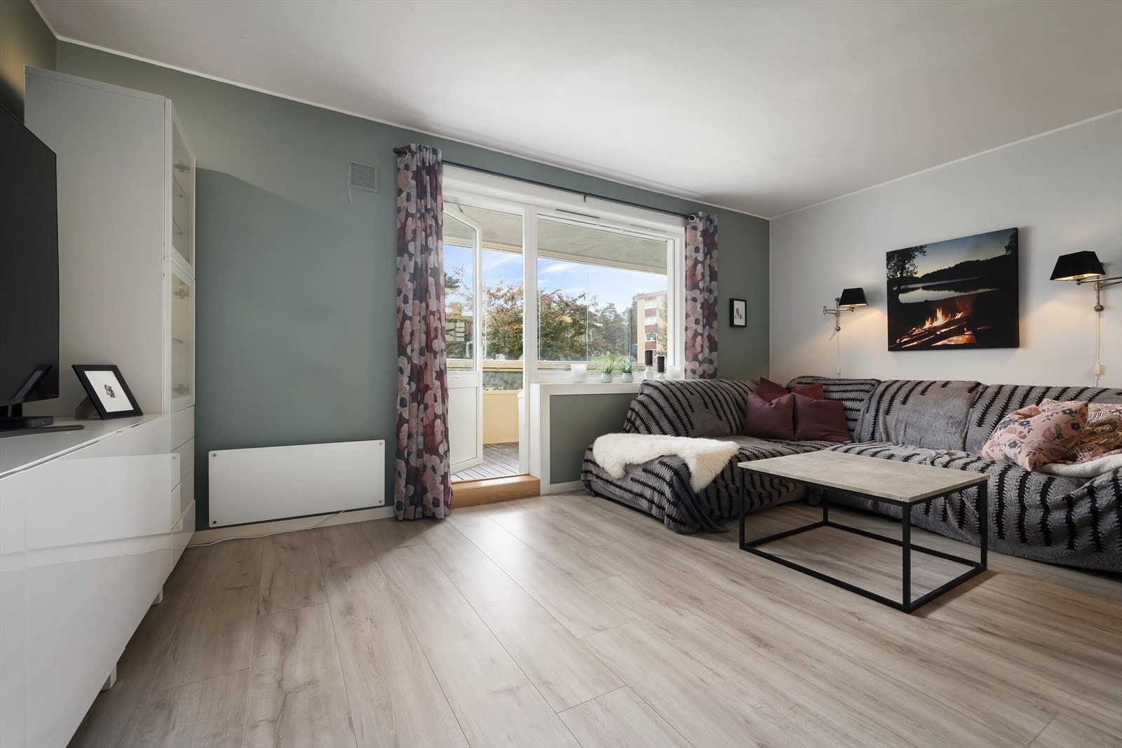 Fra stuen er det også utgang til en innglasset balkong. Galleribilde