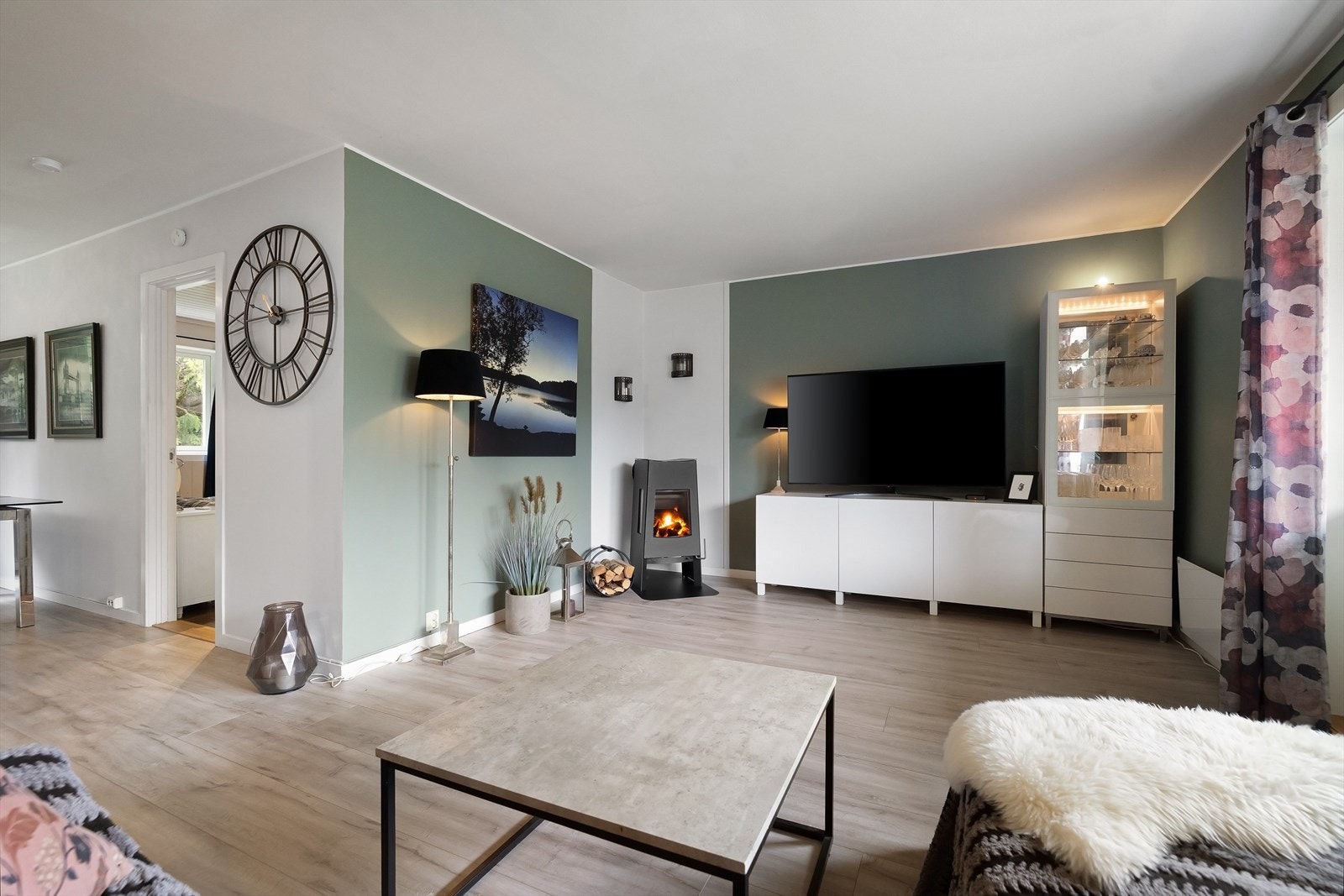 Stuen er romslig og innredes naturlig i flere soner med god plass til sofagruppe og spisestue. Galleribilde