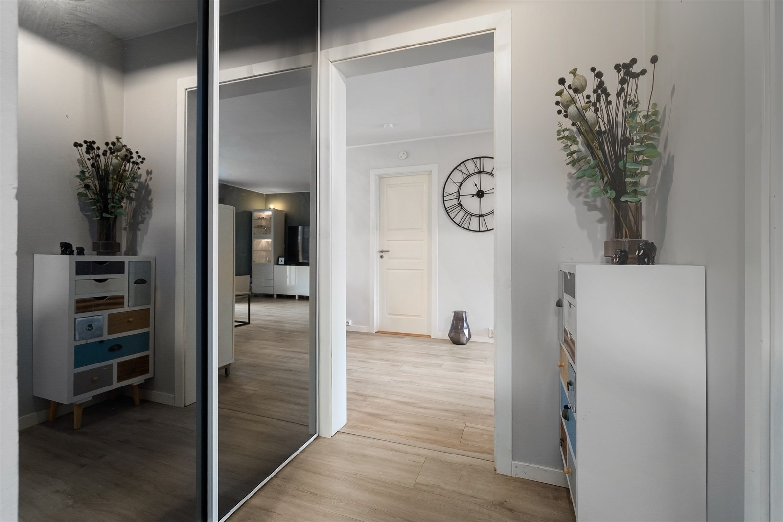 Skyvedørsgarderobe i entréen gir praktisk oppbevaringsmulighet. Galleribilde