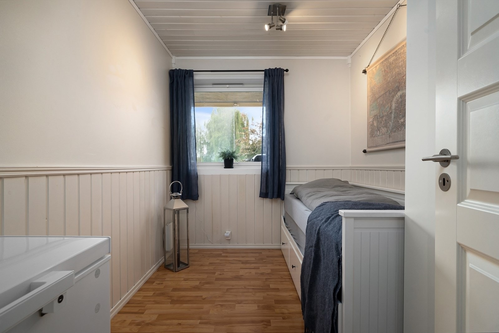Rommet passer perfekt som enten gjesterom, barnerom eller kontor. Galleribilde