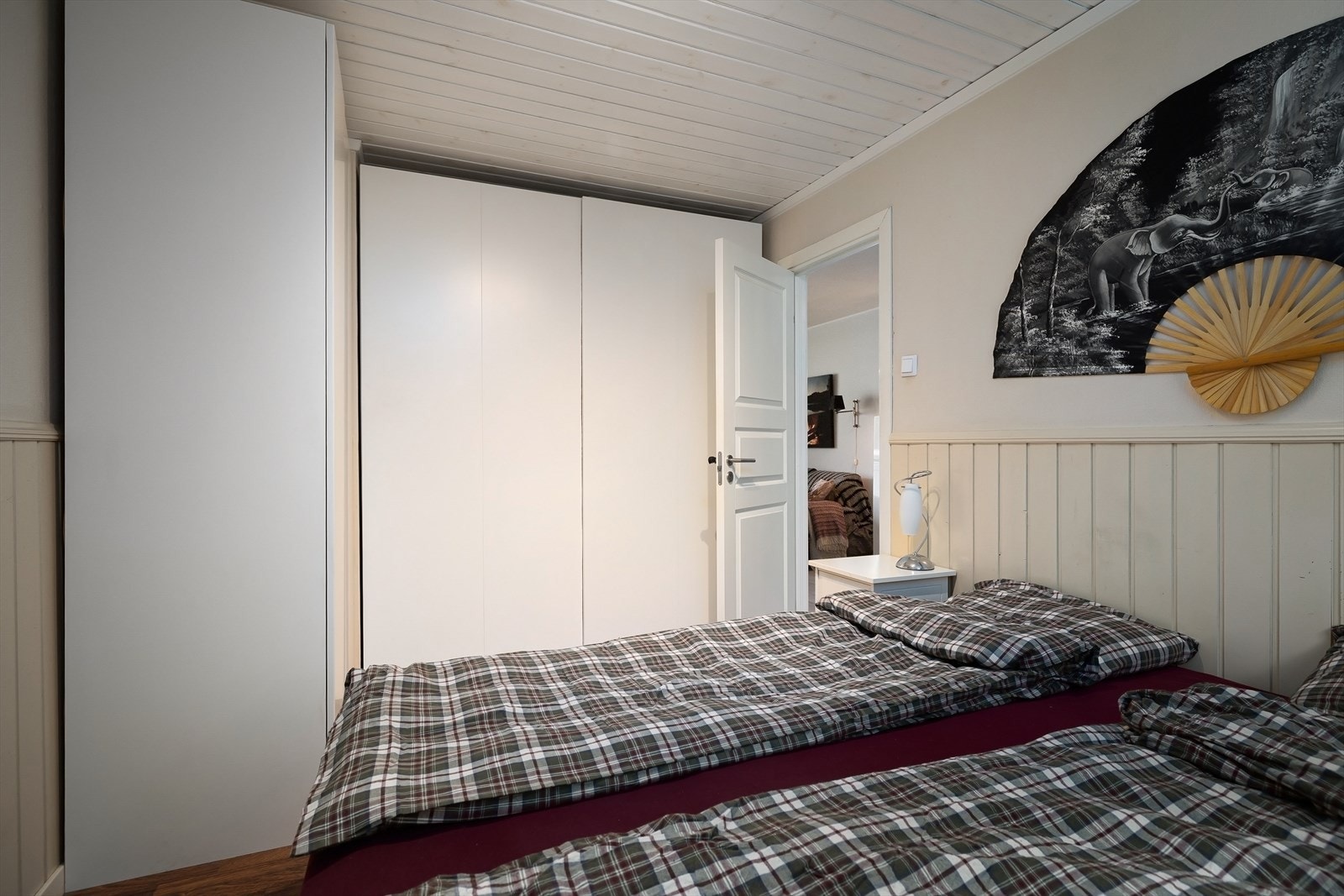Rommet har innebygd garderobeskap for effektiv oppbevaring. Galleribilde