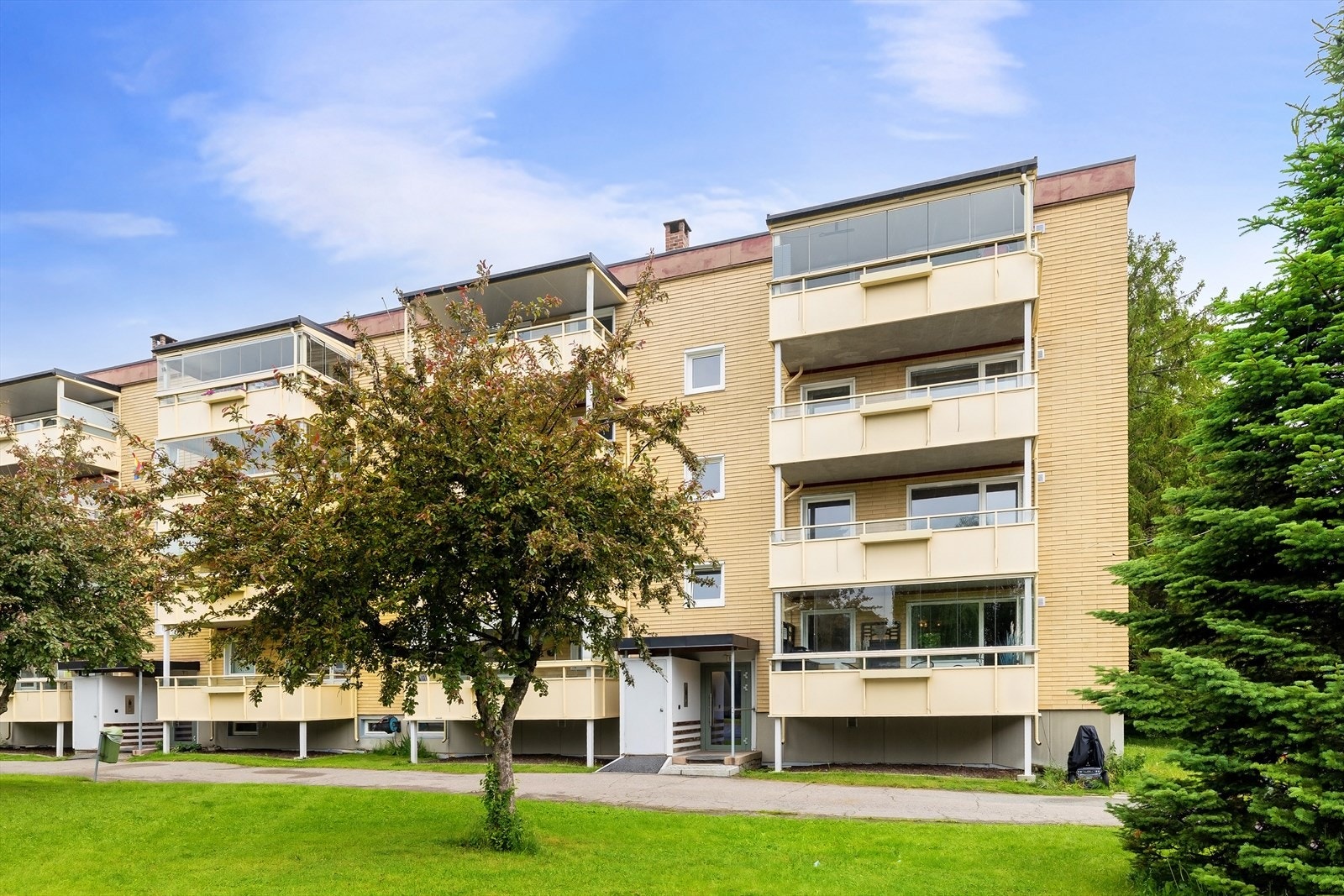 Leiligheten har en attraktiv beliggenhet i et veletablert og populært boligområde på Oppsal. Området er barnevennlig og byr på store fellesarealer og lekeplasser, samtidig som det er kort vei til skoler og barnehager. Galleribilde