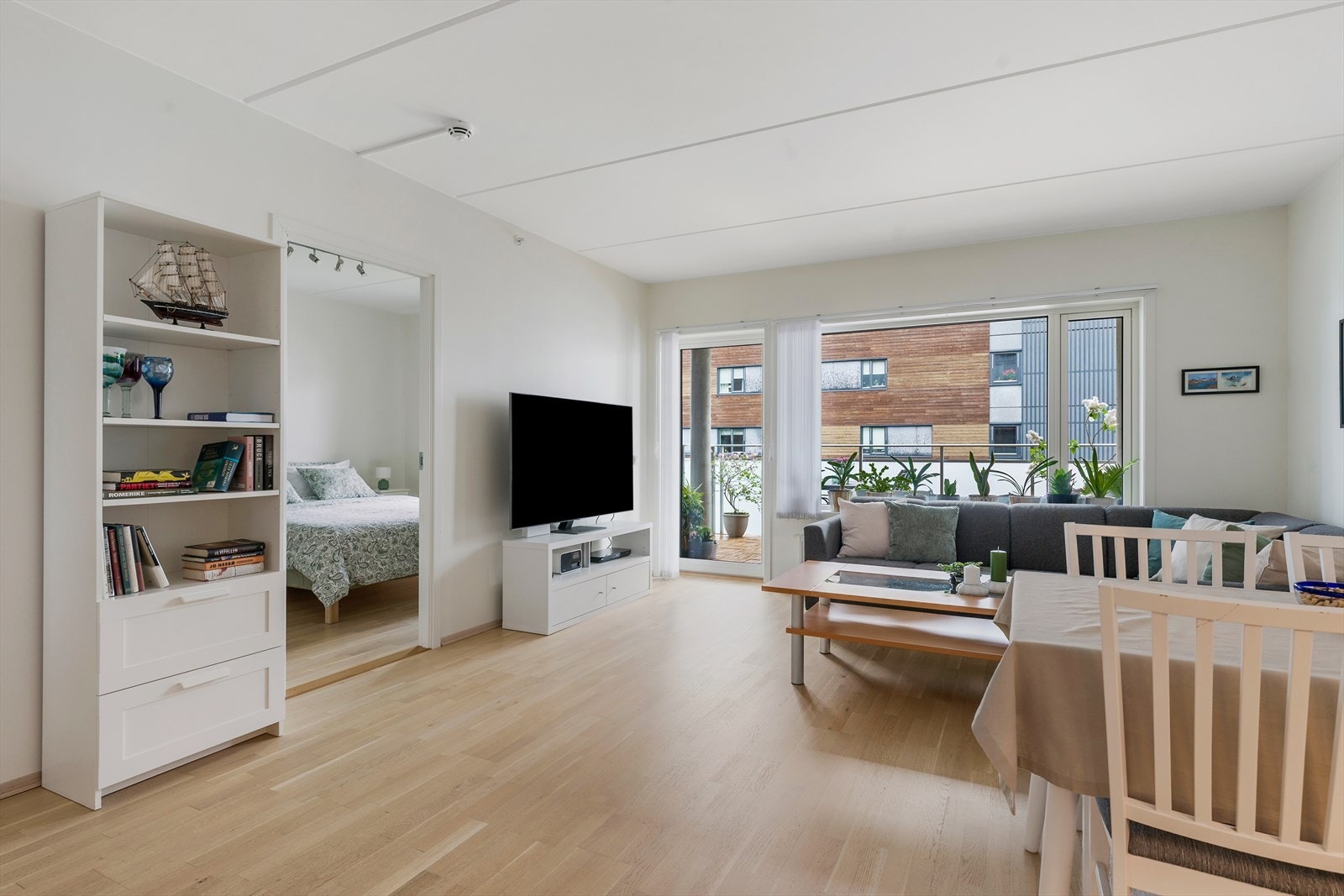 Stuen har plass til sofagruppe og spisebord. Galleribilde