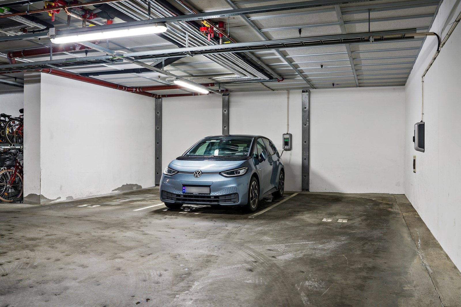 Det følger med en egen garasjeplass med el-bil lader. Galleribilde