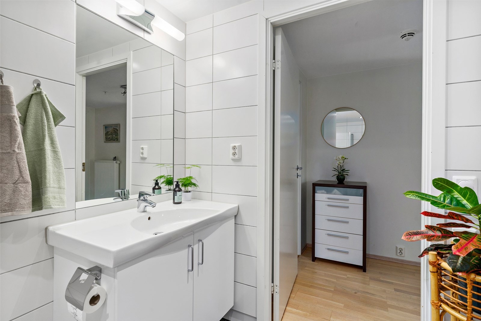 Rommet har opplegg for vaskemaskin og tørketrommel, samt vannbåren varme i gulv. Galleribilde
