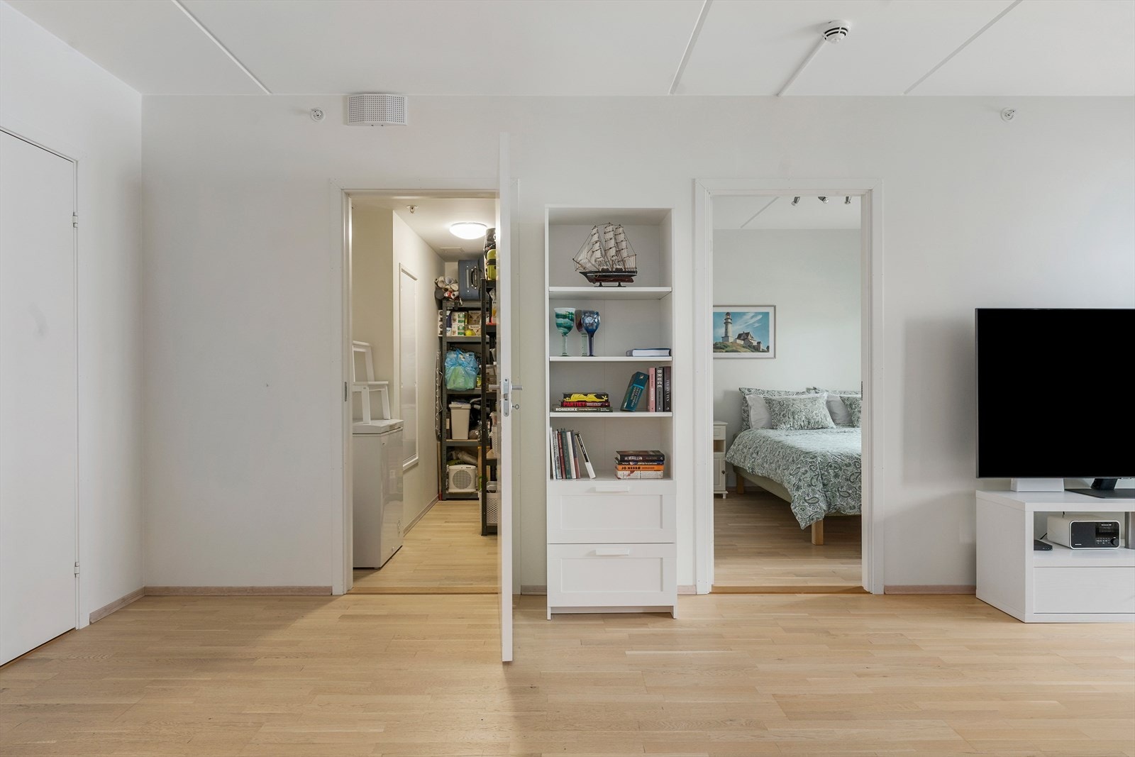 Fra stuen er det i tillegg innvendig bod med plass til innredning for klær eller oppbevaring av strykebrett, støvsuger og lignende du ikke vil ha stående fremme. Galleribilde