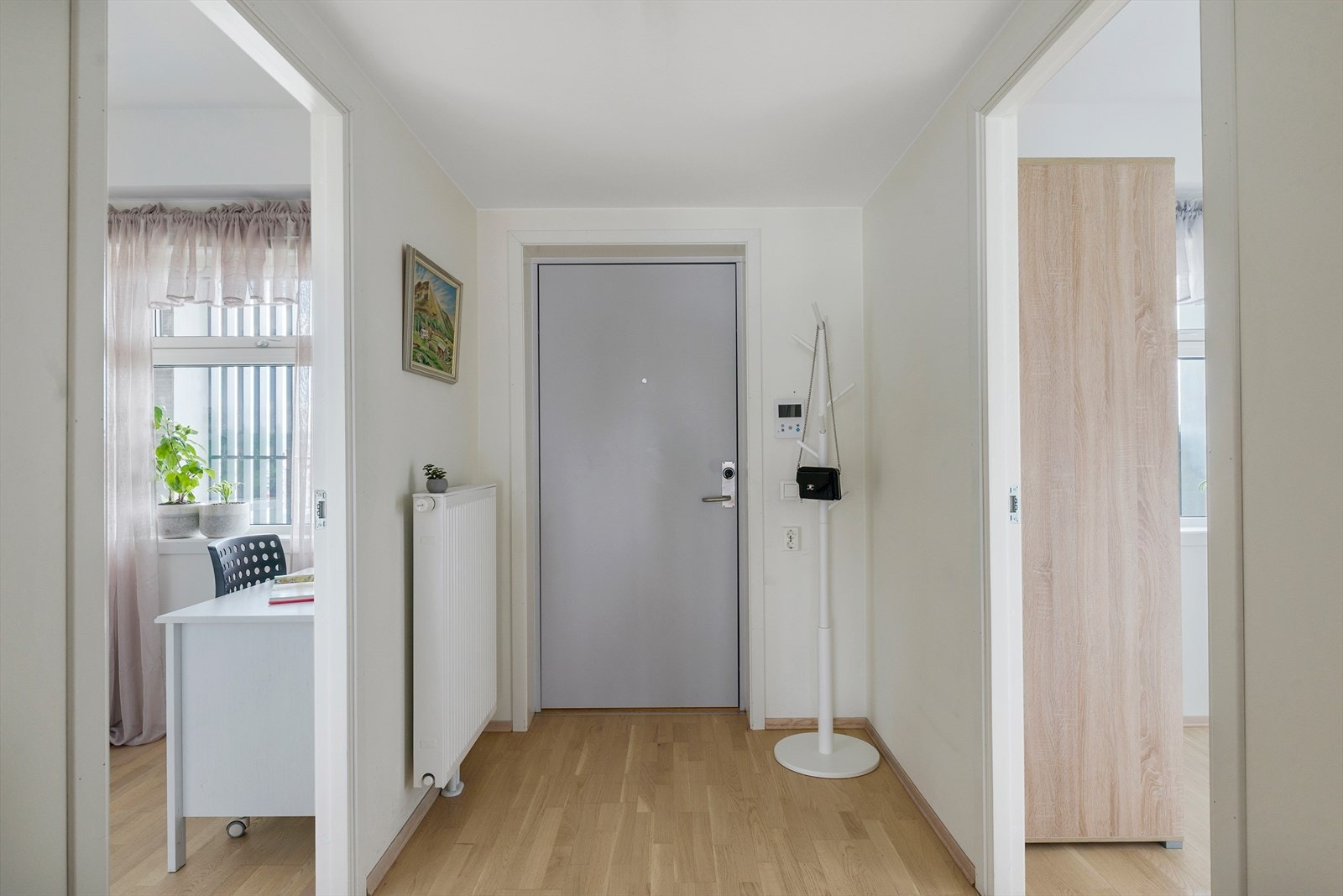 Entre med plass til ytterbekledningen. Callinganlegg med video Galleribilde