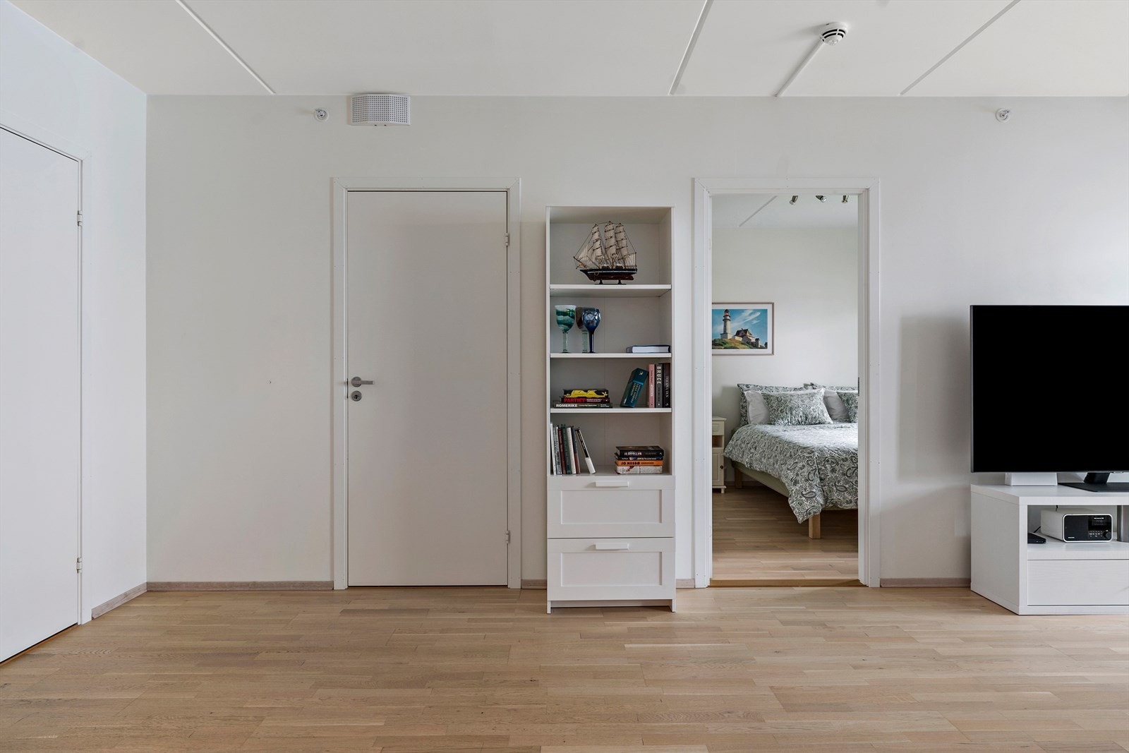 Ventilator med avtrekk ut, komfyrvakt og vannstoppsystem er montert. Galleribilde