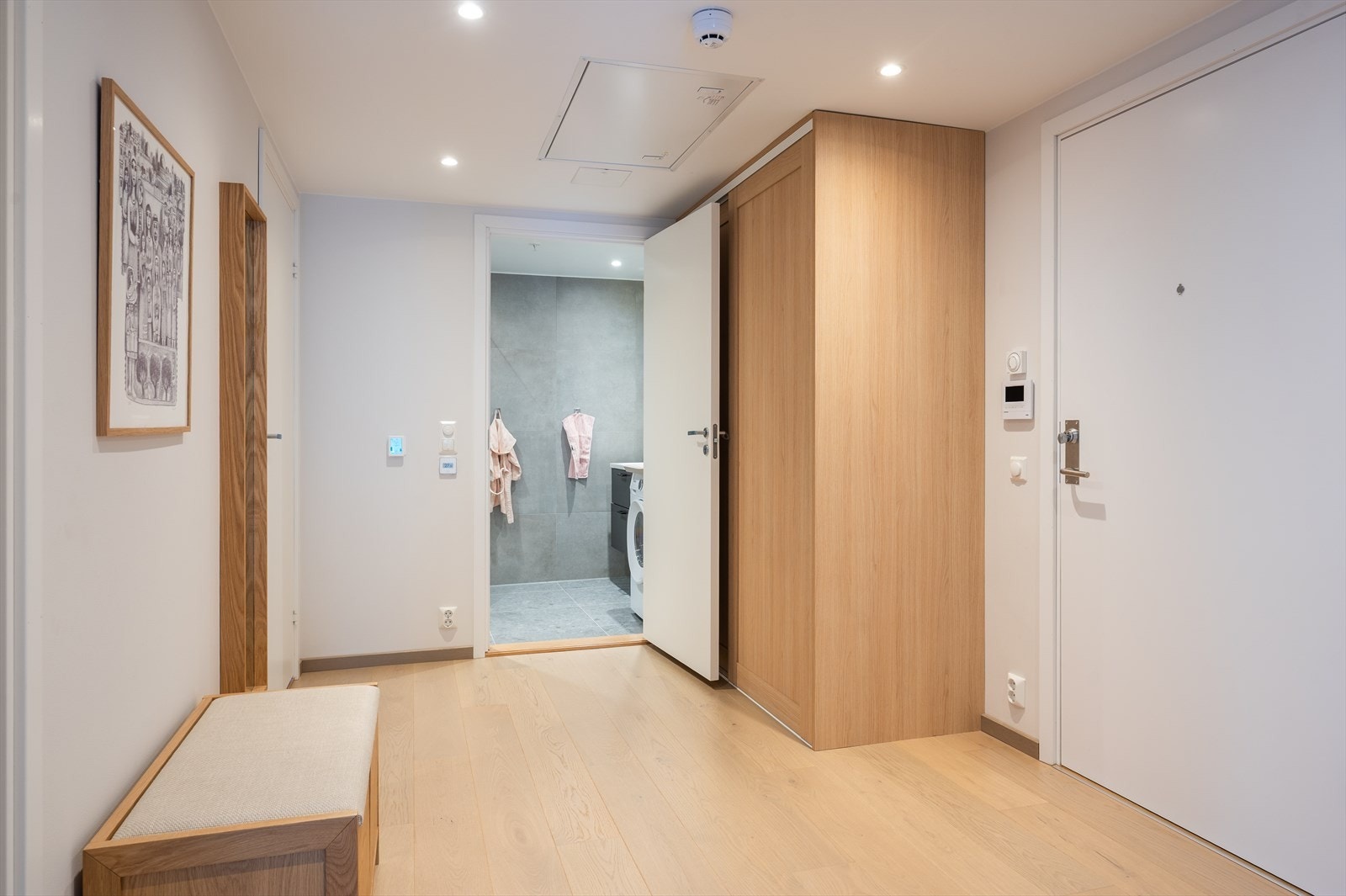 Stor mellomgang/entré med skyvedørsgarderobe fra Sigdal. Galleribilde