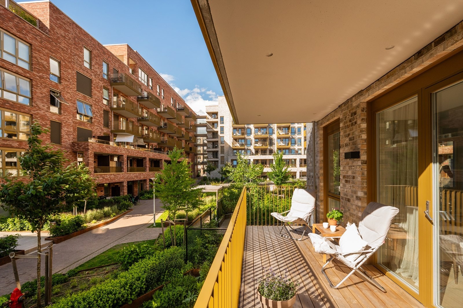 Her er det gode møbleringsmuligheter med plass til sittegruppe, grill og beplantning. Galleribilde
