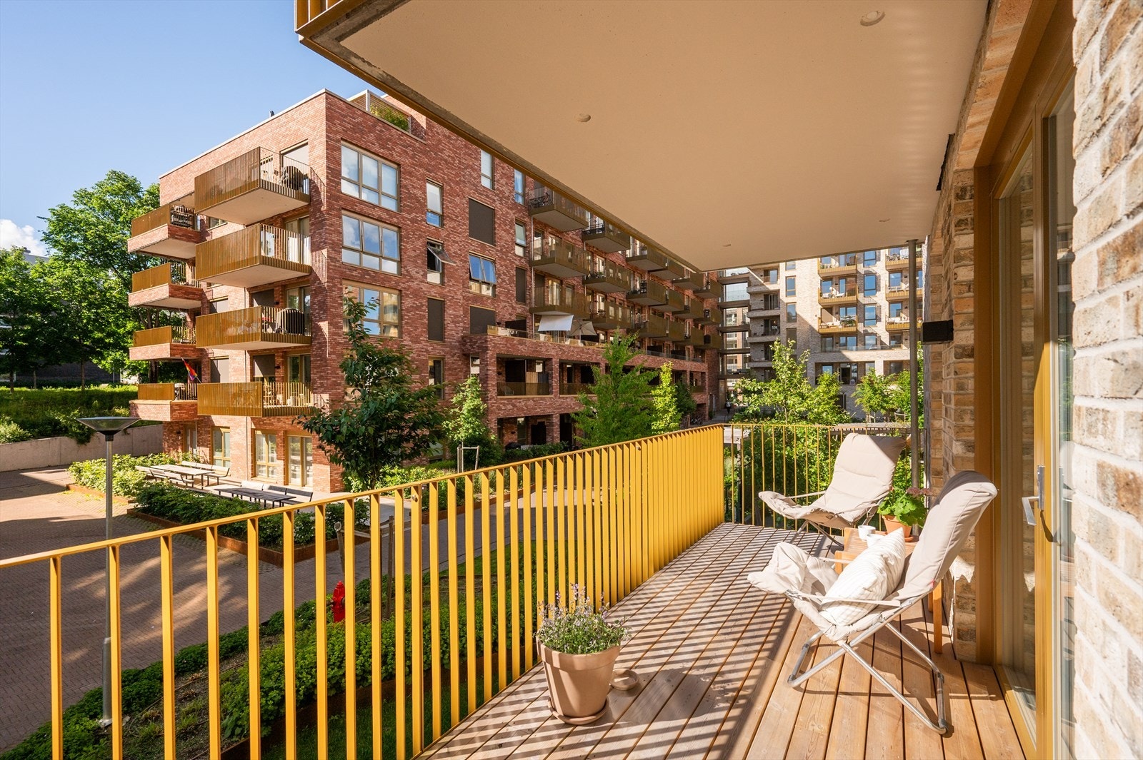 Her får du en moderne og attraktiv 4-roms eierleilighet med gjennomgående høy standard, romslig planløsning og en herlig nordvestvendt balkong på ca. 11 m². Galleribilde