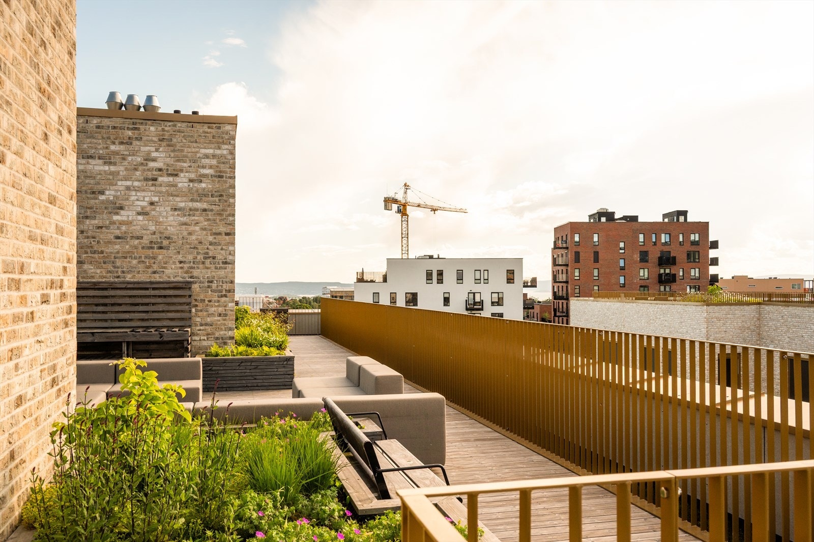 Heisadkomst opp til stor, felles takterrasse med flere sittegrupper. Galleribilde