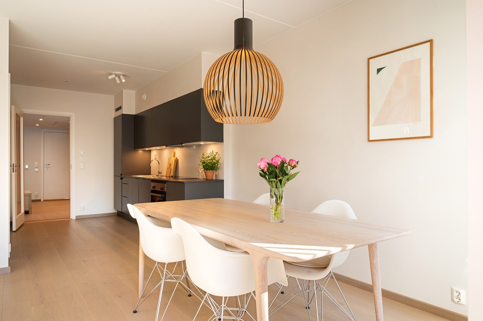 Kjøkkeninnredningen er fra Sigdal og har glatte fronter som gir et stilrent uttrykk. Kjøkkenet er utstyrt med laminat benkeplate, oppvaskkum og ettgreps svingbart blandebatteri. Galleribilde