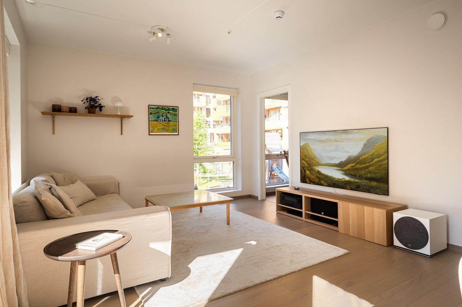 Her har man god plass til sofa med tilhørende møbler. Galleribilde