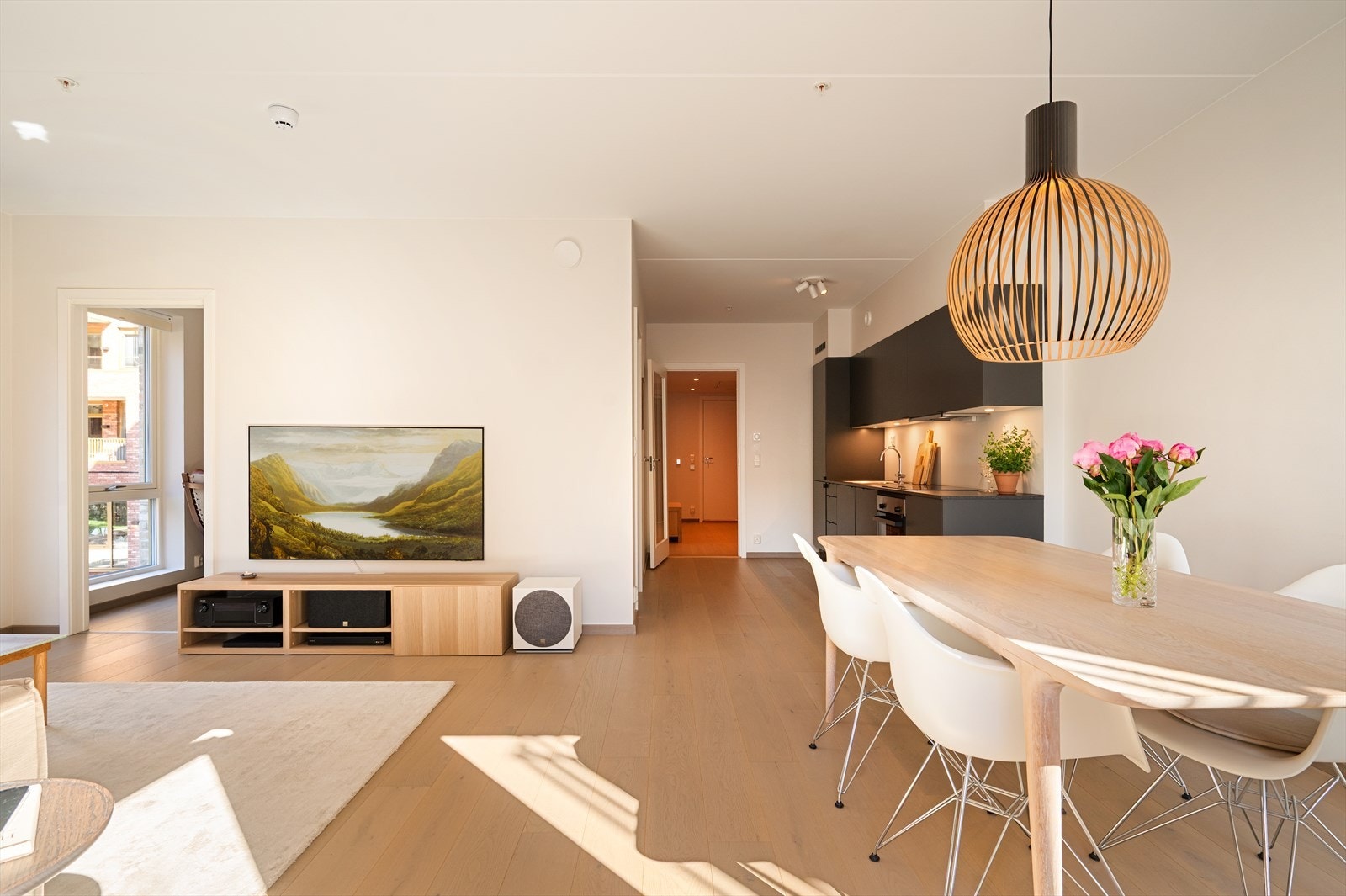 Kjøkkenet ligger i åpen løsning mot stuen, og skaper en luftig og sosial planløsning. Galleribilde