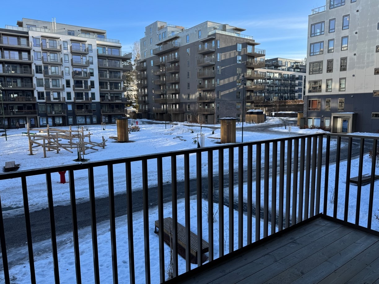 Fra stuen er det utgang til en romslig balkong. Galleribilde