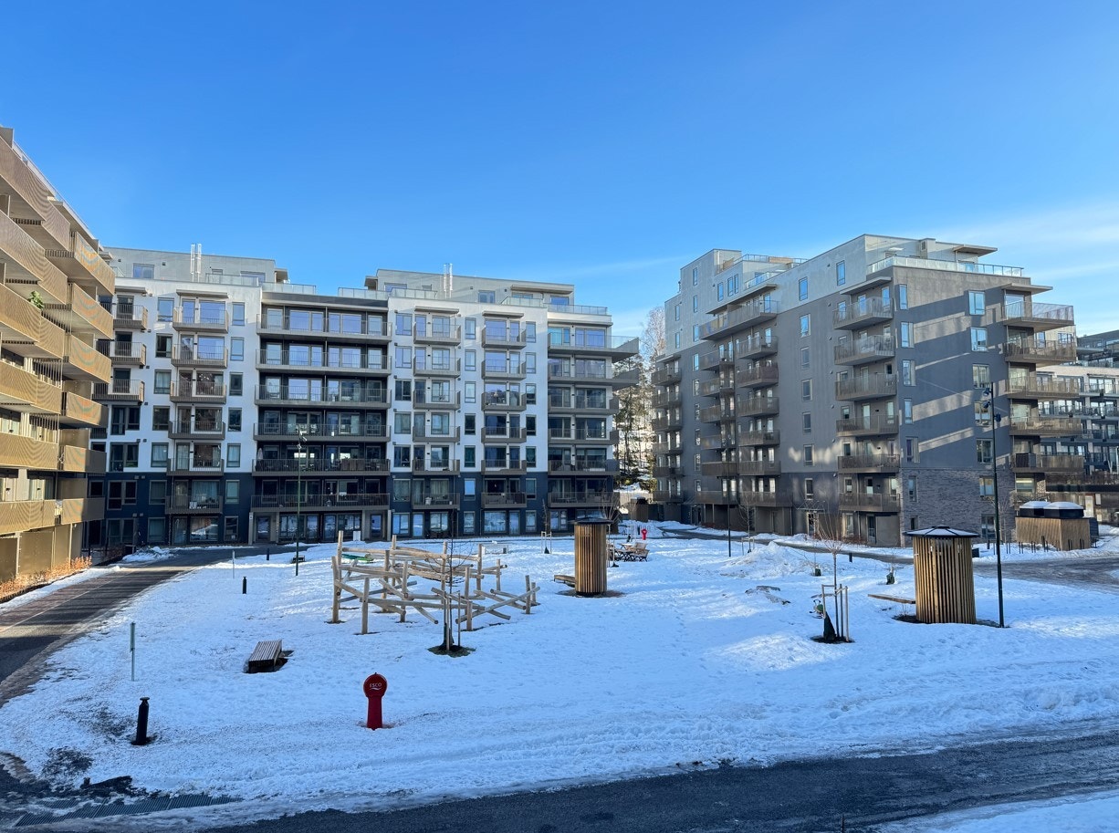 Moderne og rolig barnevennlig område utenfor leiligheten. Galleribilde