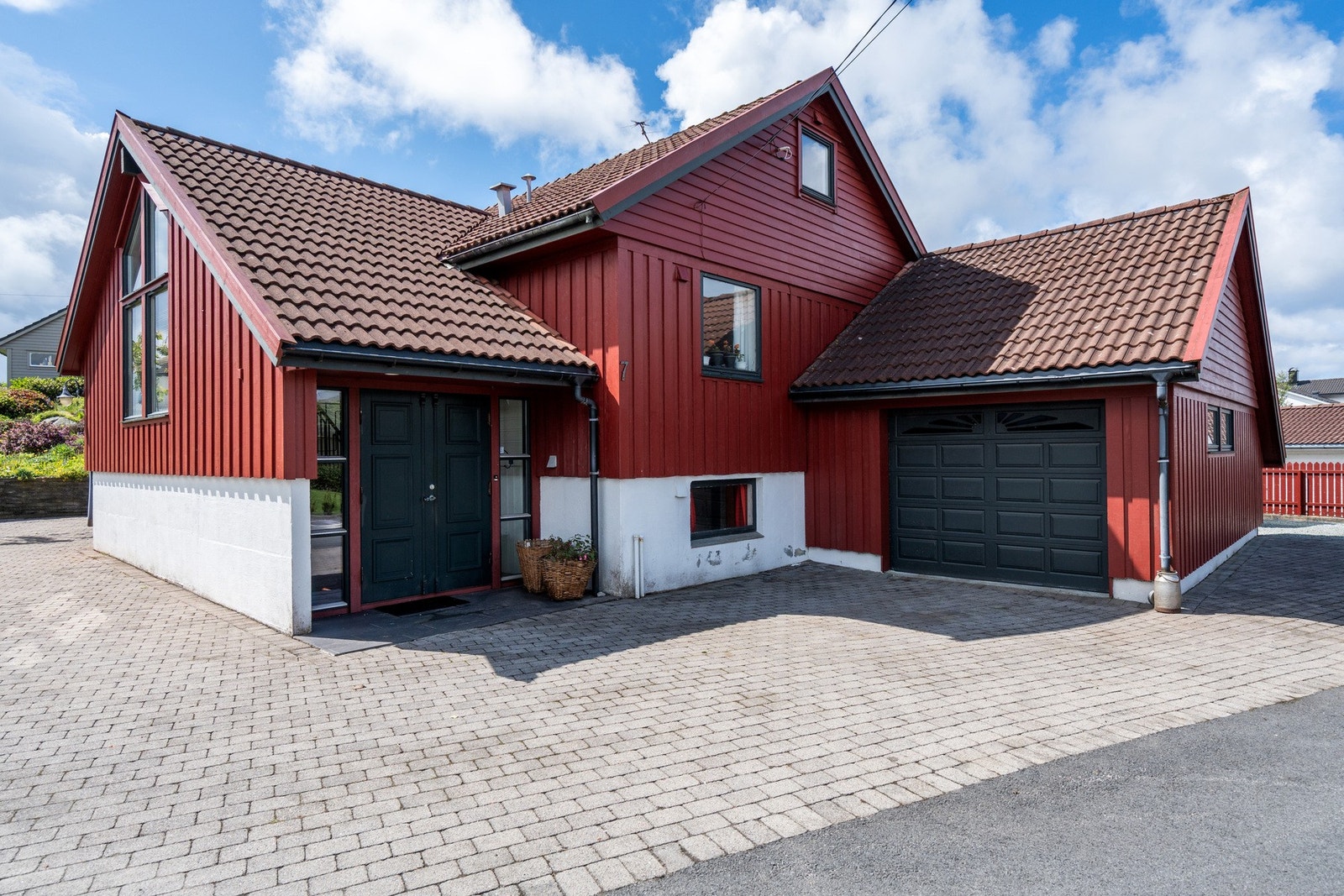 - Tomten er flat, velholdt og pent opparbeidet med romslig tun belagt med belegningsstein, gode parkeringsmuligheter og garasje - Galleribilde