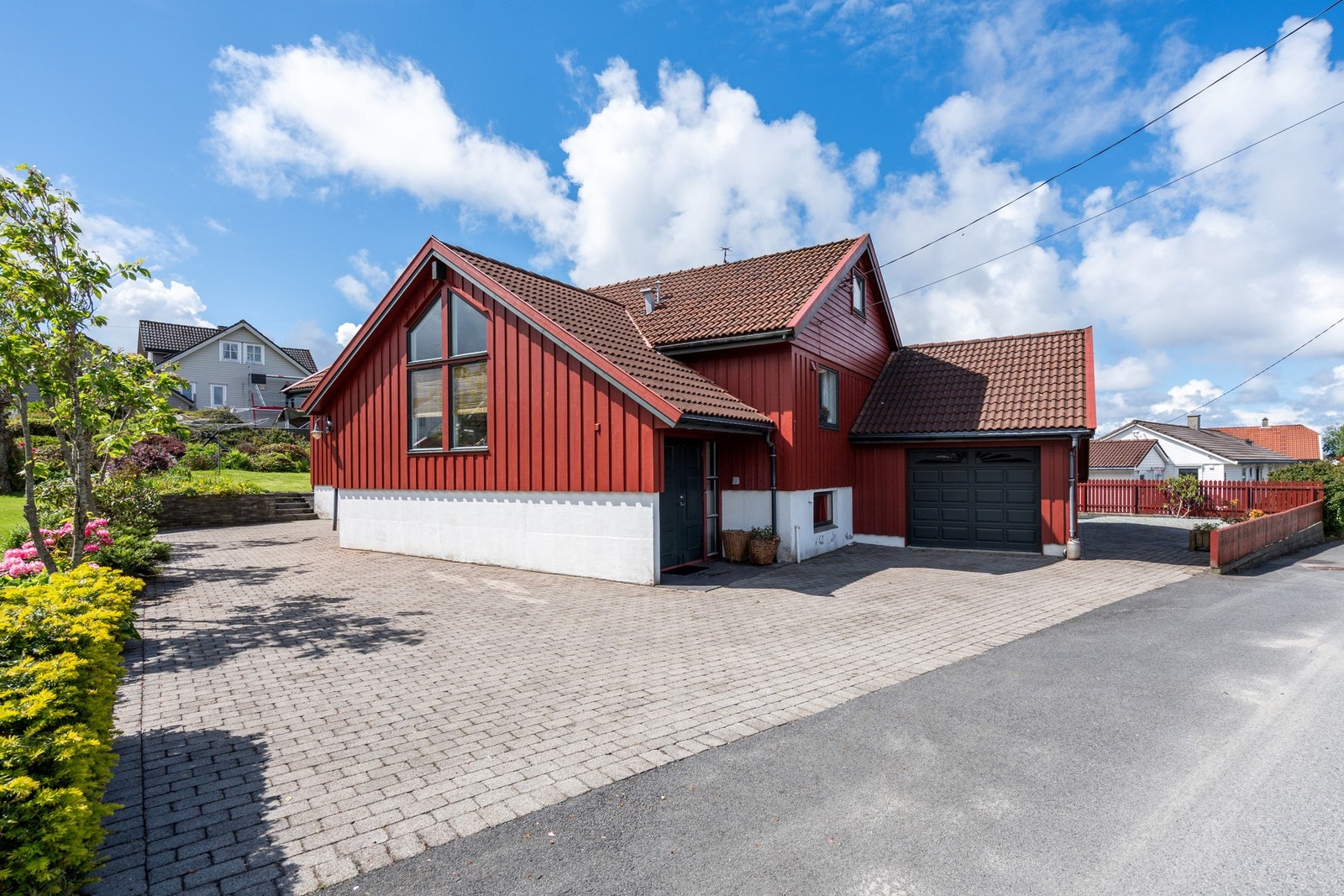 - Romslig tun med belegningsstein og gode parkeringsmuligheter - Galleribilde