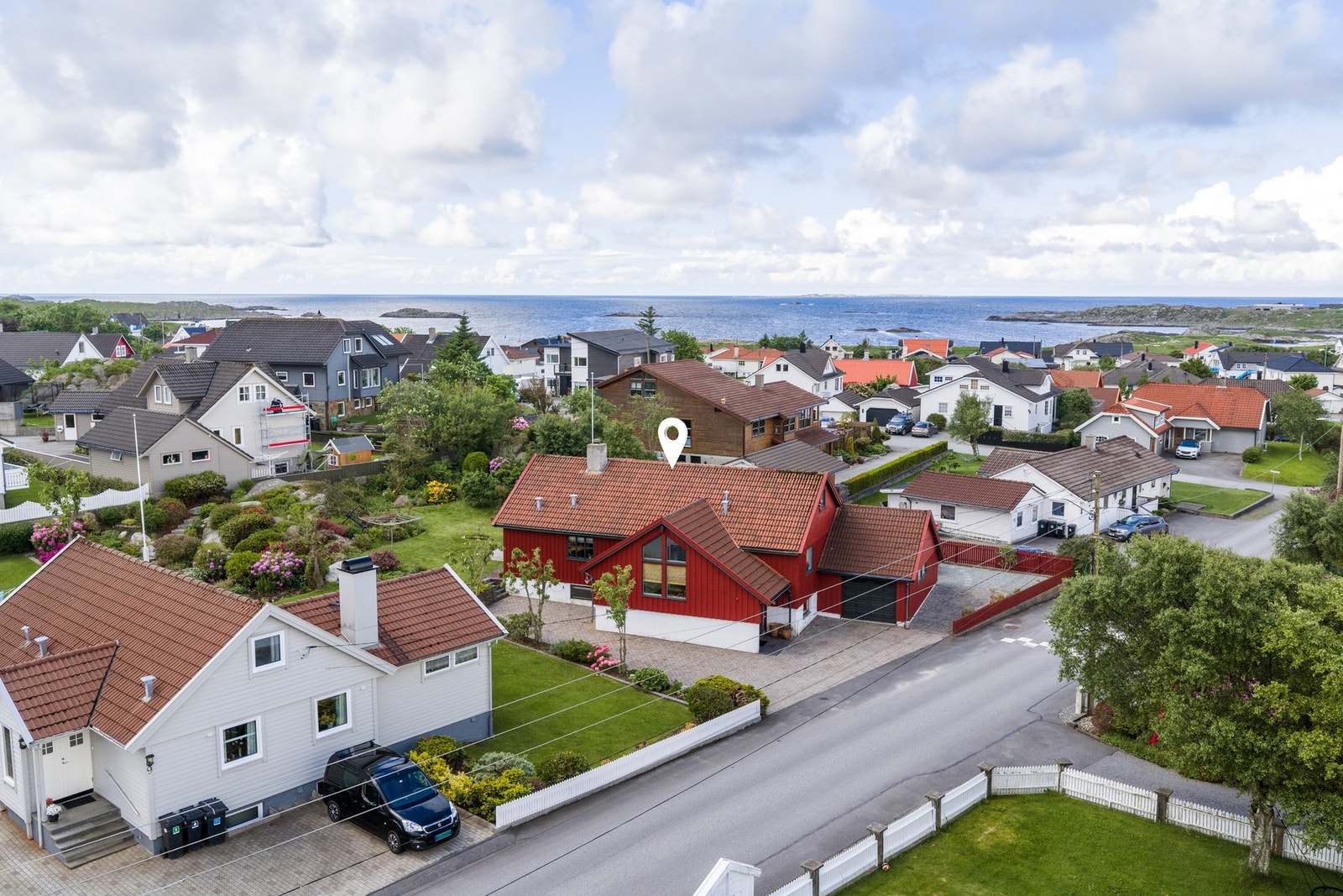 - Eiendommen har en attraktiv beliggenhet i et rolig og etablert boligområde på Åkra - Galleribilde