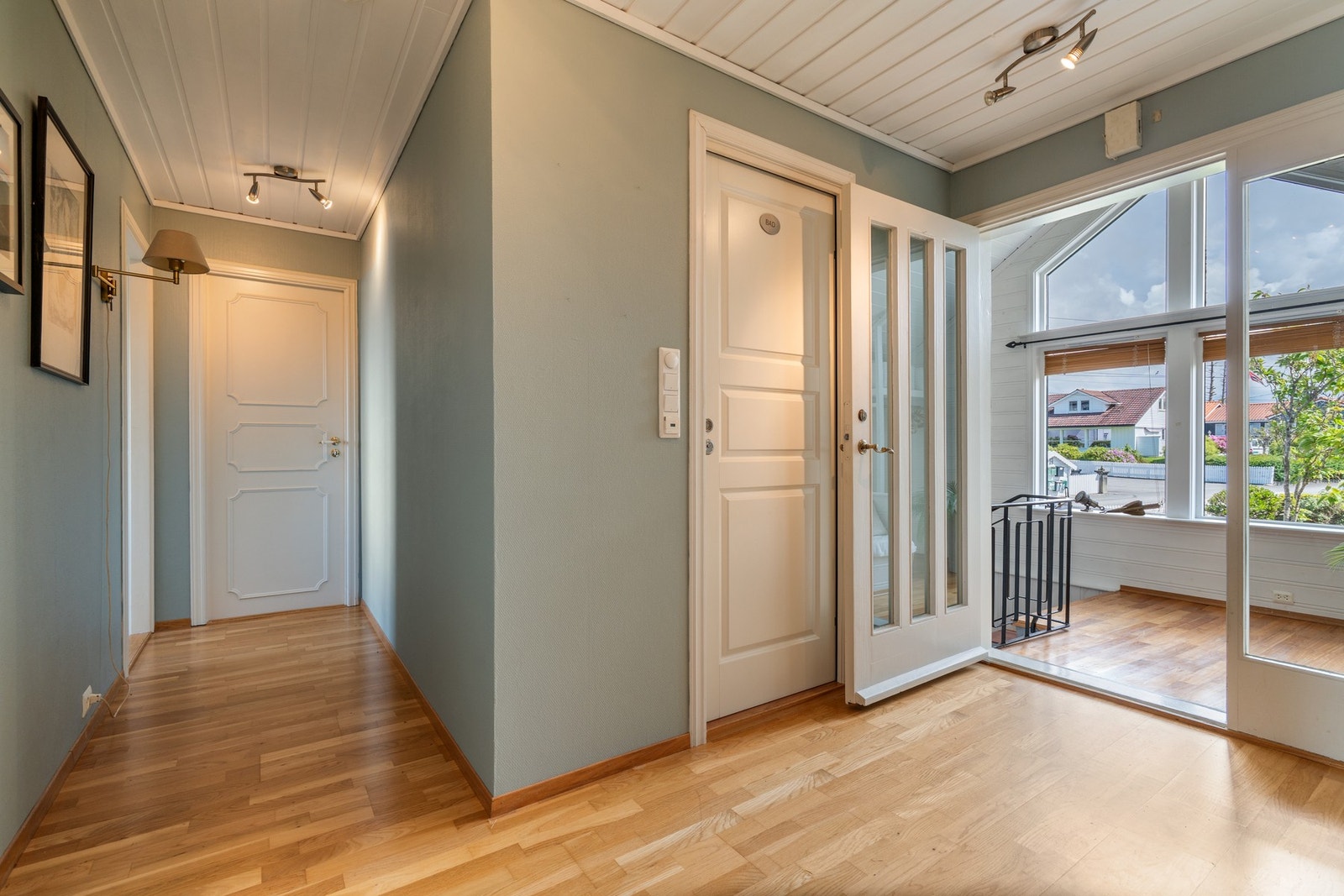 - Gang med tilkomst til bla. bad. soverom og entre - Galleribilde