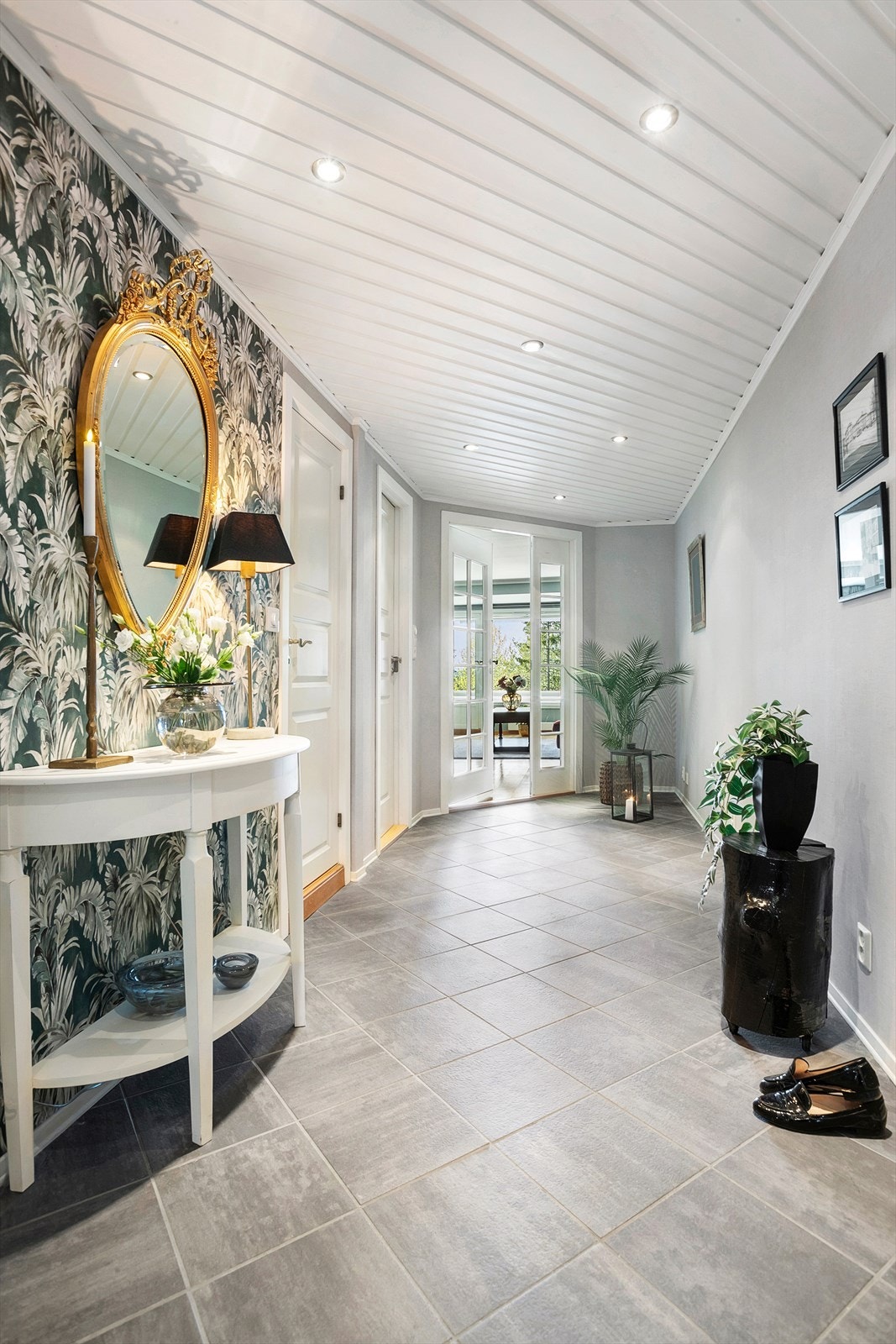 Himlingen har panelbord og downlights som gir god belysning. Galleribilde