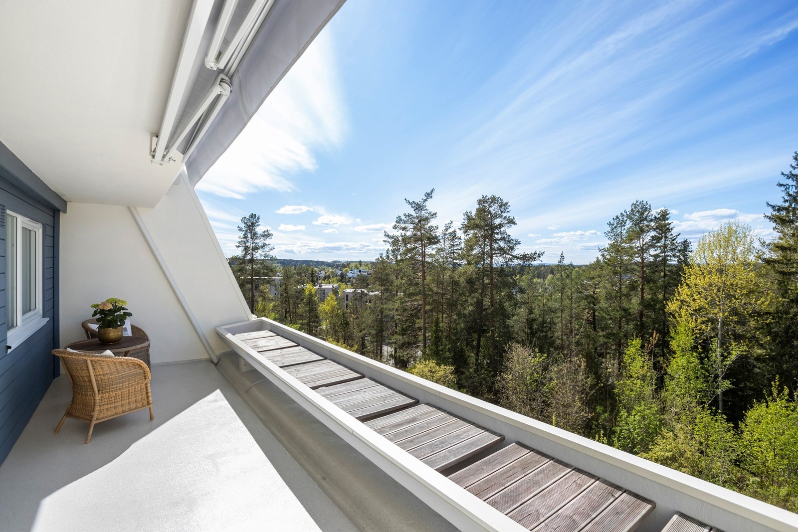 Sol fra formiddag til kveld og markise for de varmeste sommerdagene Galleribilde
