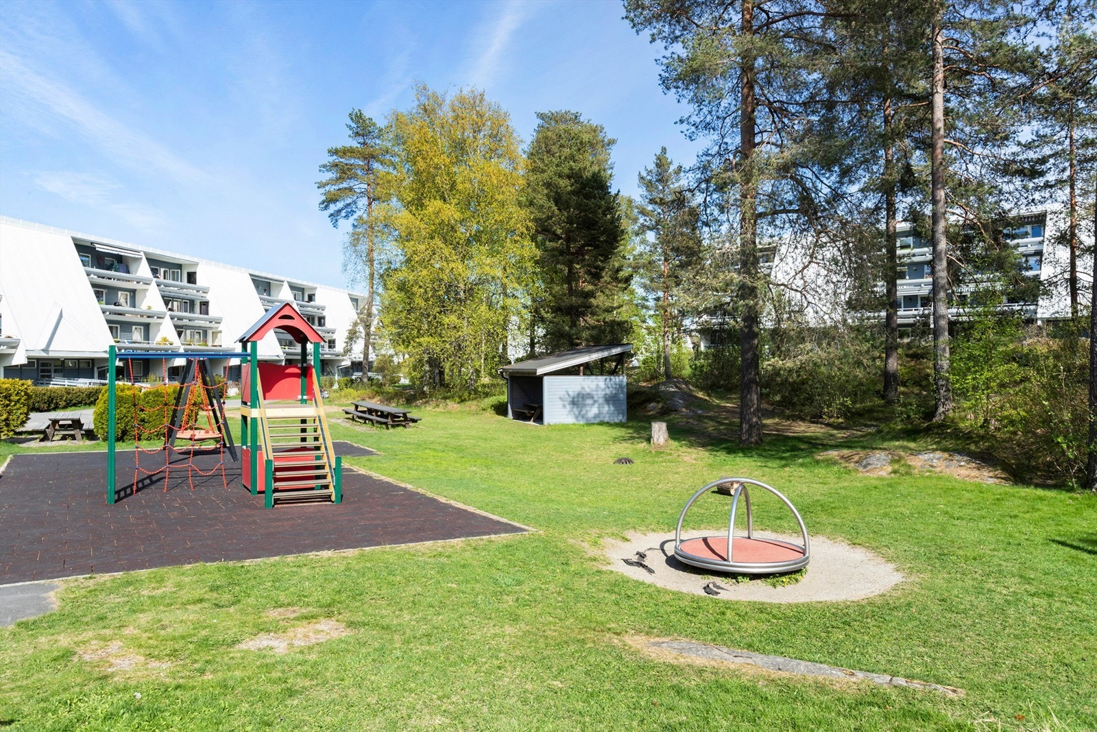 Fellesområdene inkluderer lekeplass og grillhytte til glede for beboerne. Galleribilde